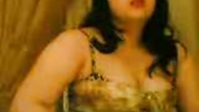 Toerana tena :  Ny lehilahy mainty hoditra sy ny hatsaran-tarehy curvy dia mifanena amin'ny efitrano fatoriana Sarimihetsika ho an'ny olon-dehibe 