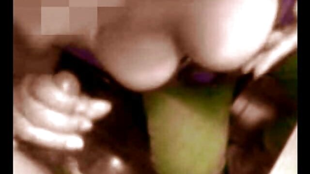 Toerana tena :  Ny brunette lehibe dia hozahana sy hitarina ny lavaka anal Sarimihetsika ho an'ny olon-dehibe 