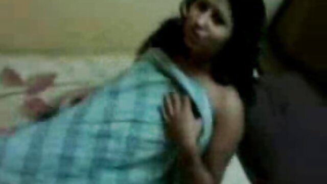 Toerana tena : Ny blonde misy tatoazy dia voadona amin'ny akoho lehibe sy mafy ny vodiny Sarimihetsika ho an'ny olon-dehibe