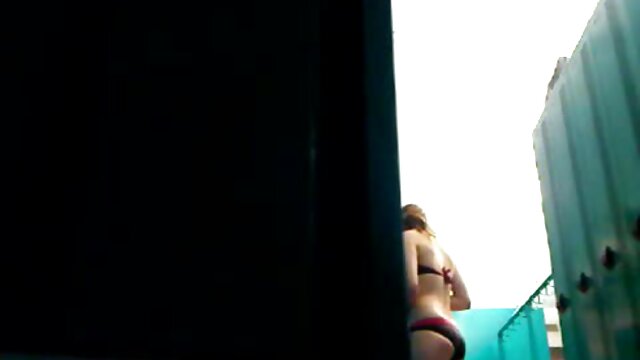 Toerana tena :  Latina wench manao bikini mavo nijaly avy ao aoriana tao amin'ny fivarotana akanjo Sarimihetsika ho an'ny olon-dehibe 