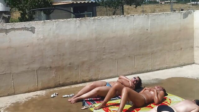 Toerana tena :  Vehivavy sexy mandoa vola amin'ny pussies nolavin'ny tompon-trano ny hofan-trano Sarimihetsika ho an'ny olon-dehibe 