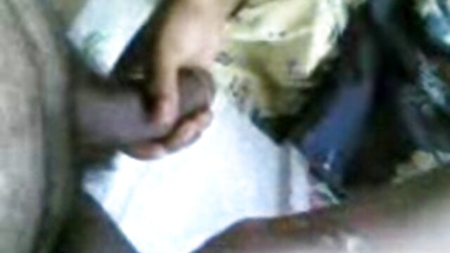 Toerana tena :  Ny mpampijaly dia manery ny ankizivavy mpianatra maotina manana nono lehibe mba hifalifaly eo ambony latabatra Sarimihetsika ho an'ny olon-dehibe 